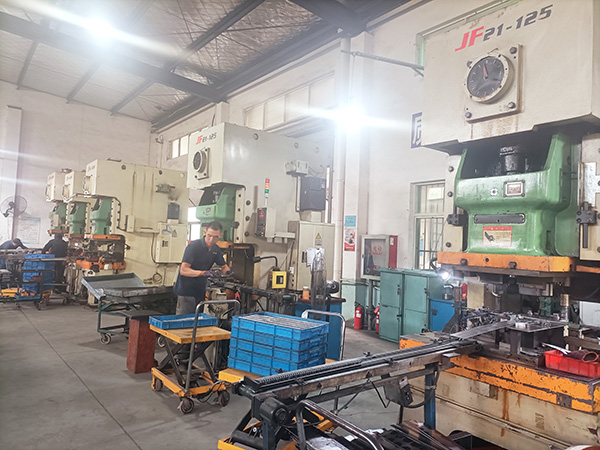 Karyawan baru dalam proses stamping menerima pelatihan keterampilan keselamatan